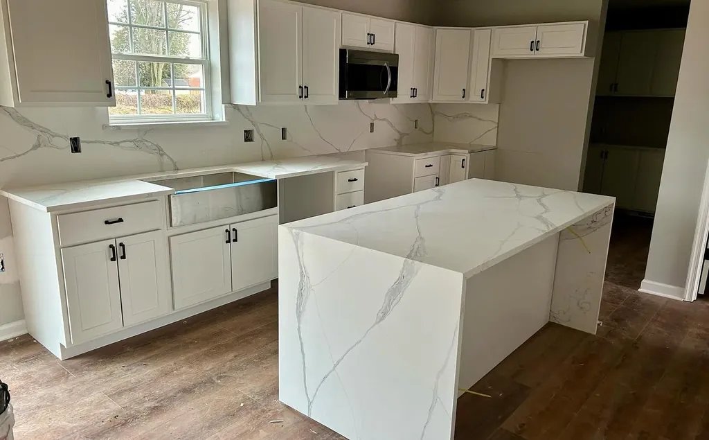 Veined waterfall island and cabinetry in a Delpa Builders kitchen